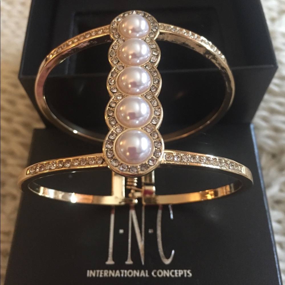 Gold pearl bracelet